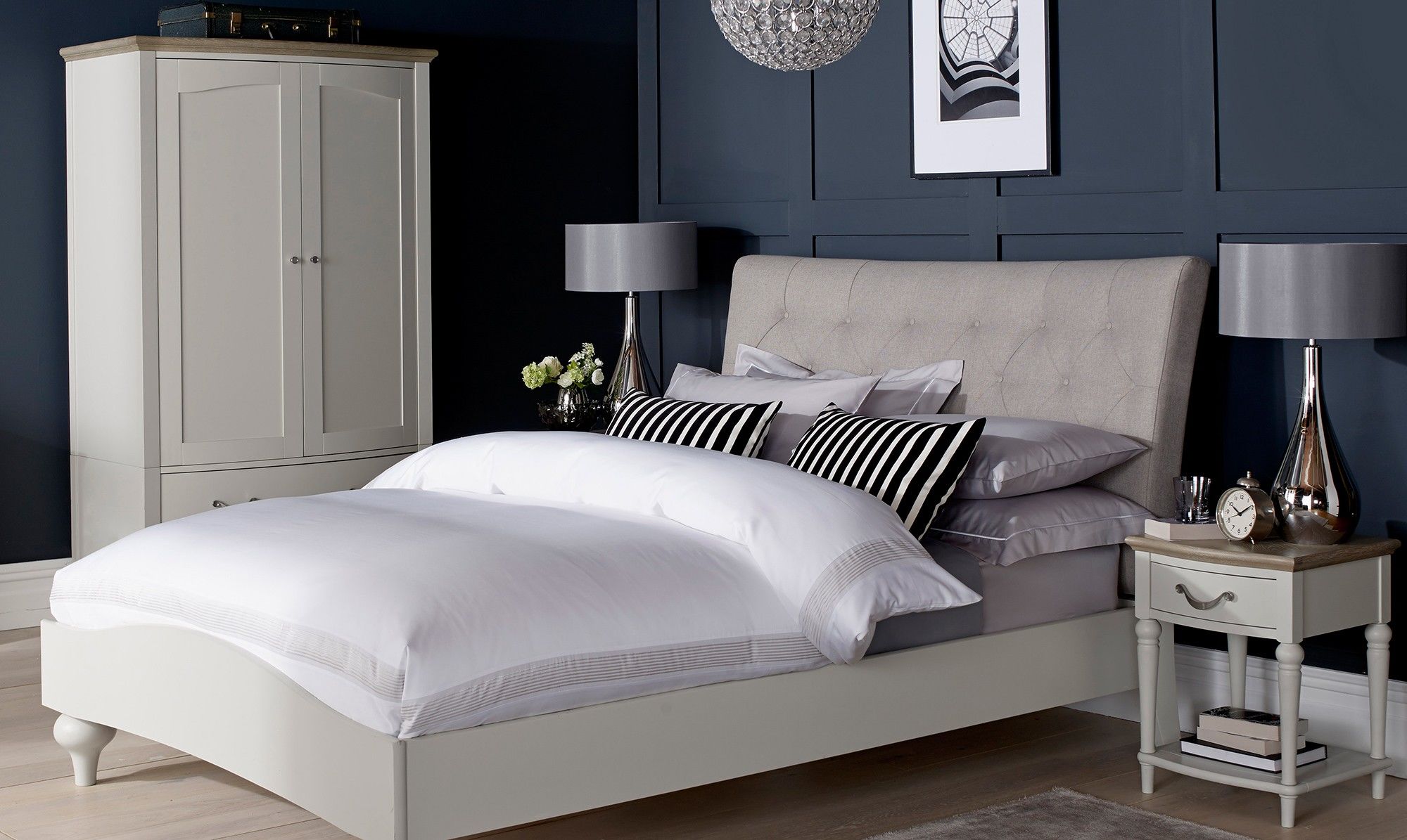 Mẫu 2 tủ đầu giường cổ điển bằng gỗ bố trí đối xứng cho phòng ngủ đẹp xinh
