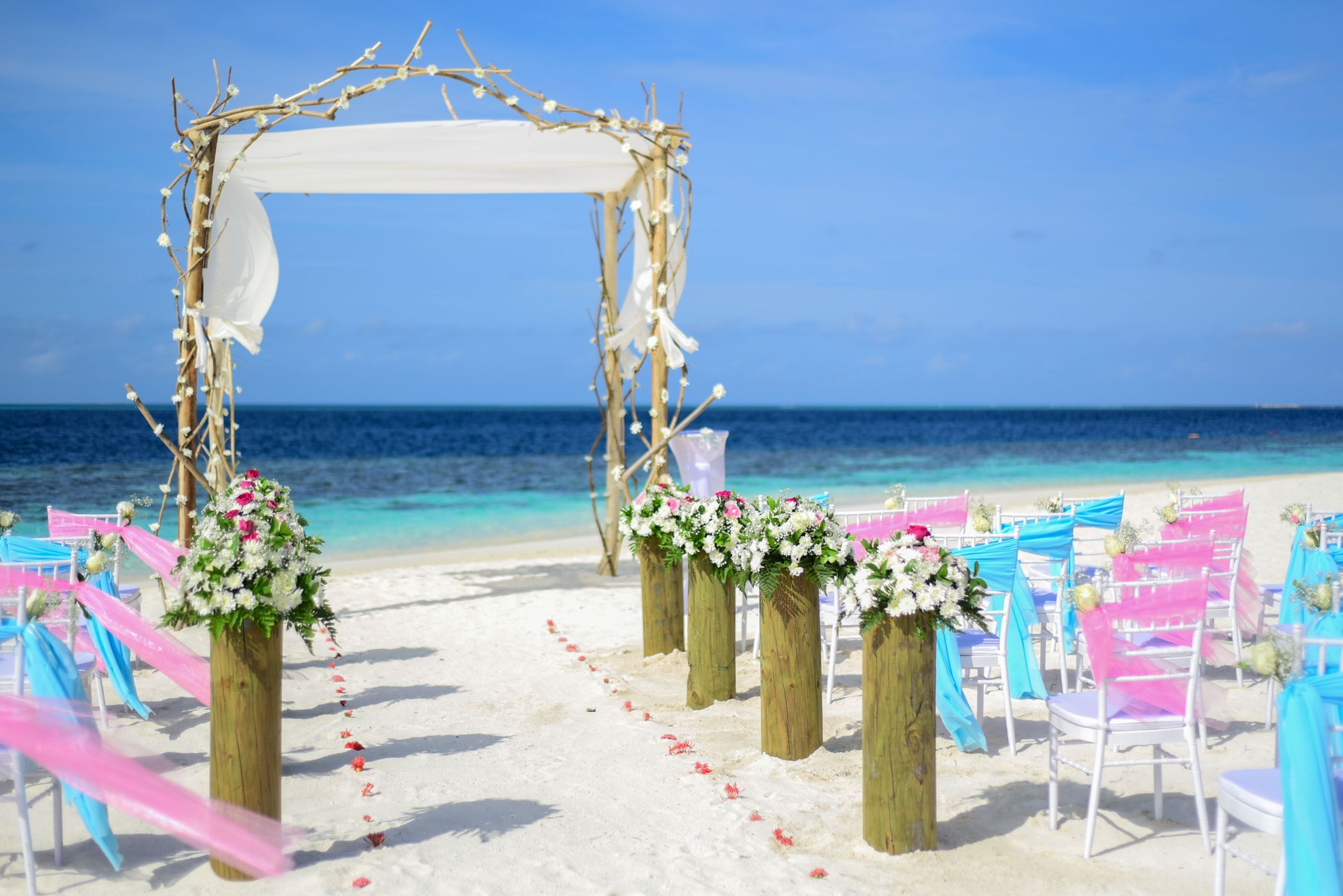 Màu sắc nổi bật trong cách trang trí đám cưới ở bãi biển nên thơ