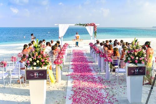 Mẫu trang trí tiệc cưới ngoài biển với cổng kết hoa xinh xắn