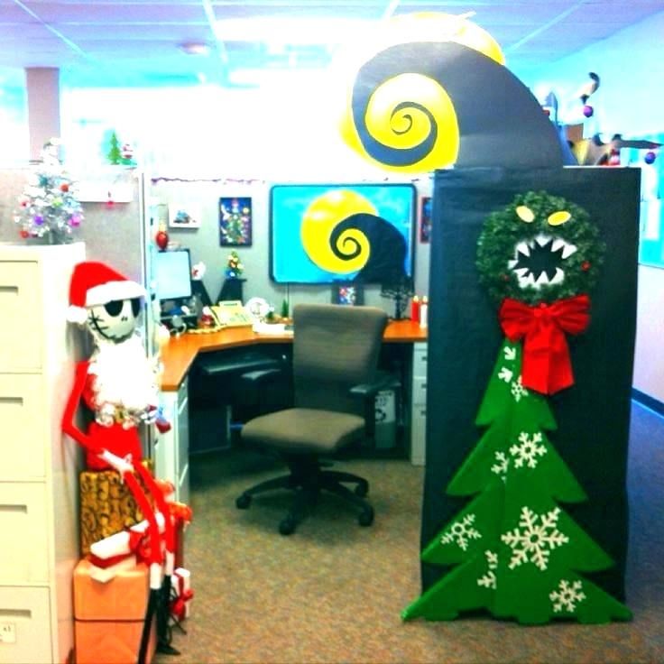 Văn phòng được trang trí Halloween theo chủ đề giáng sinh