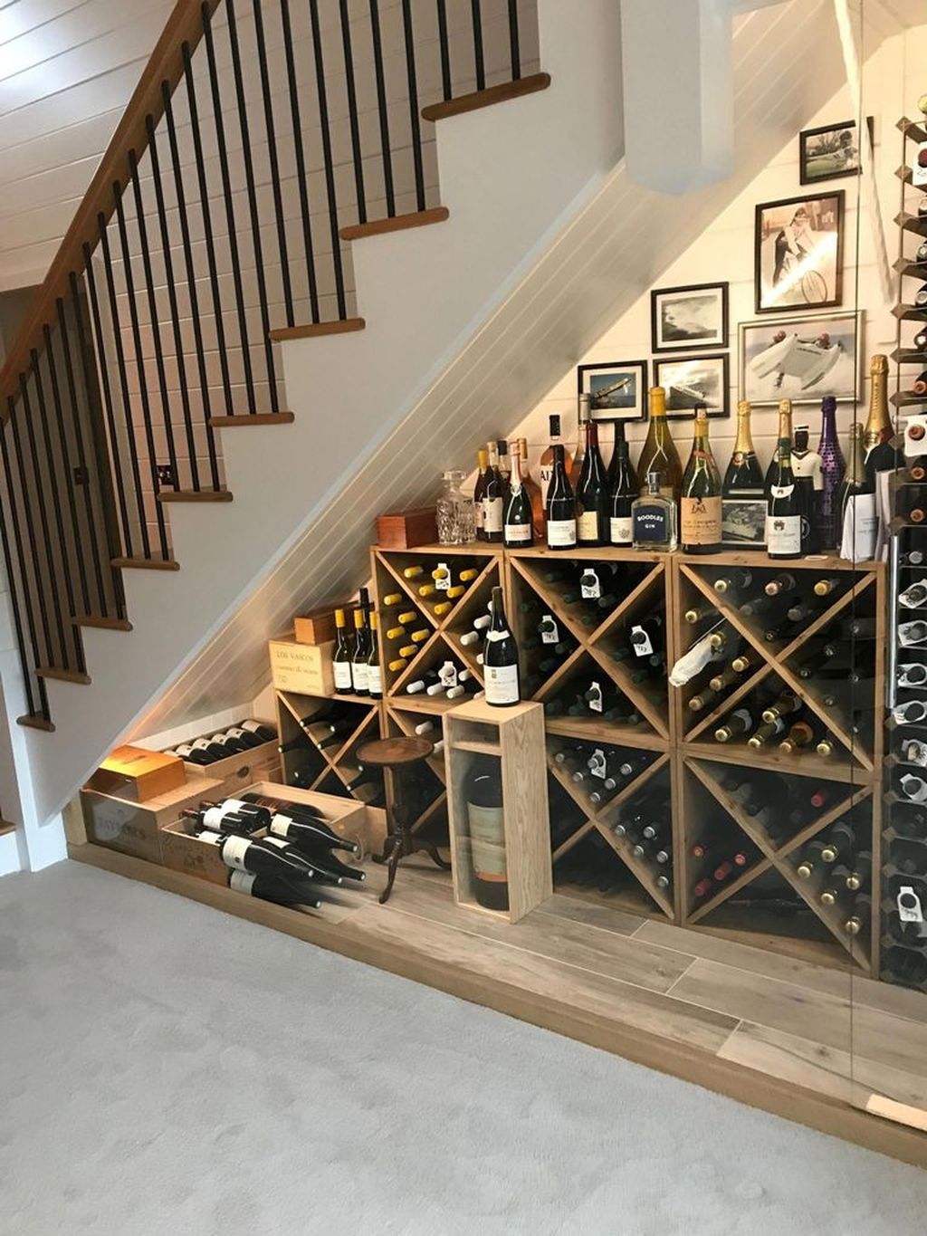 Mẫu kệ rượu dưới gầm cầu thang bằng gỗ, đơn giản mà đẹp