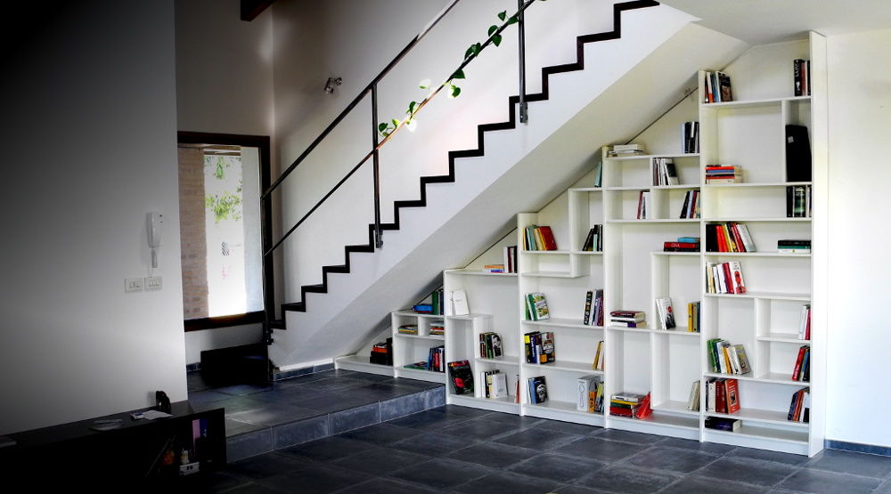 Mẫu kệ sách dưới gầm cầu thang vừa trang trí vừa làm thư viện mini xinh xắn