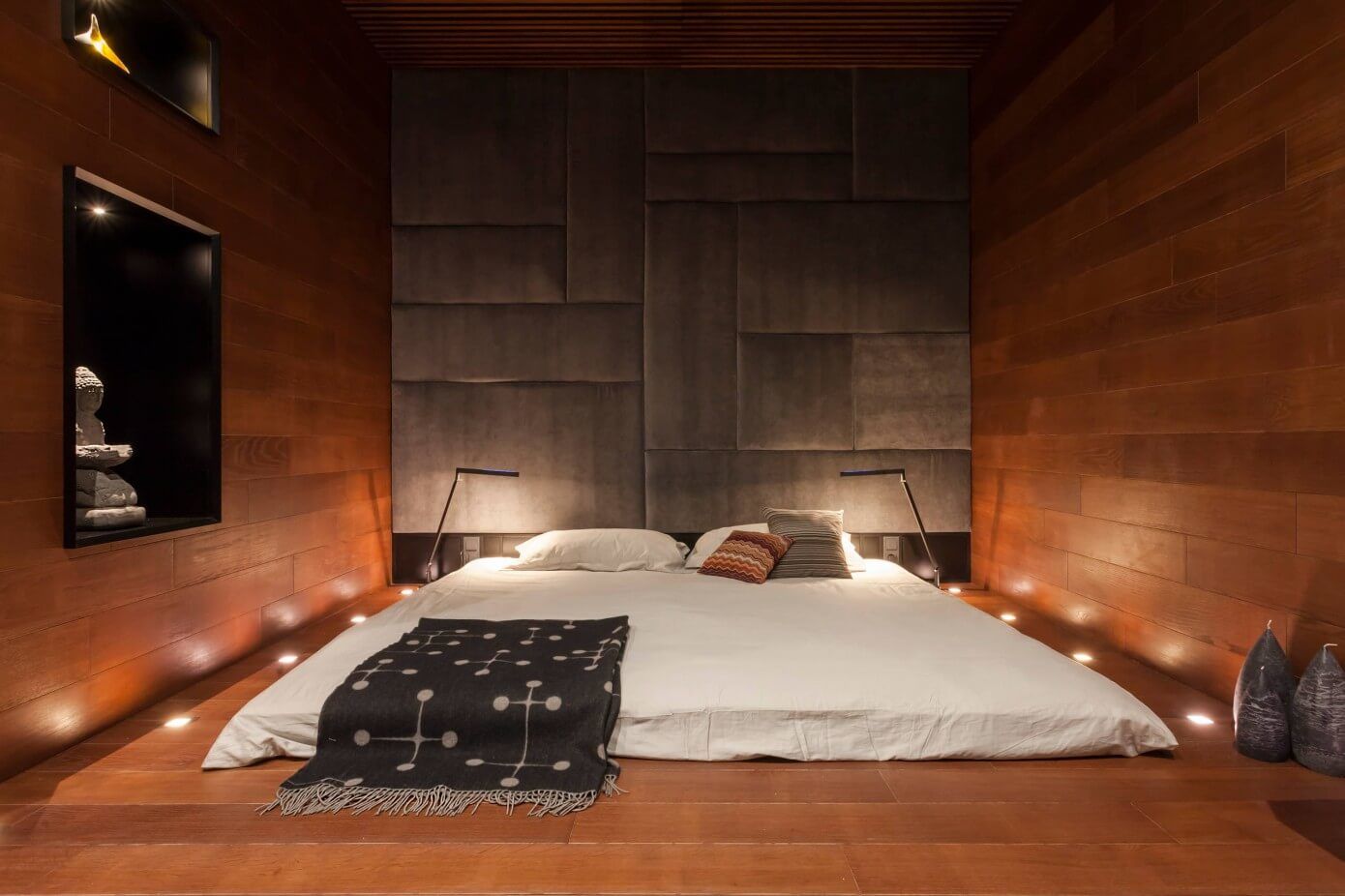 Mẫu phòng ngủ không giường với đồ đồ trang trí tượng phật mang lại cảm giác an toàn, ấm cúng