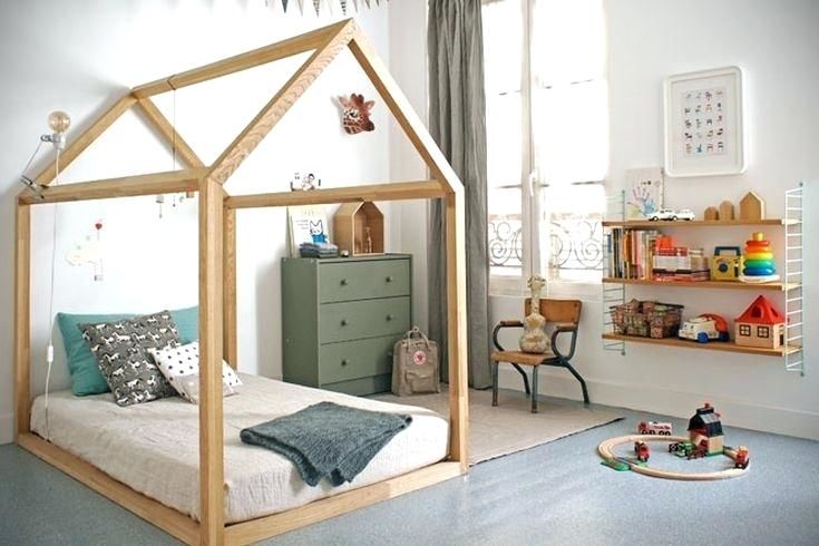 Ngôi nhà nhỏ trong phòng ngủ không giường xinh xắn cho bé