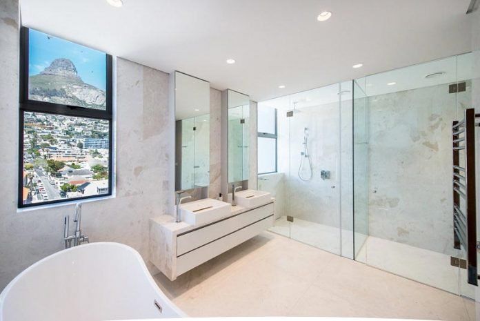 Phòng tắm hiện đại có cả bồn tắm và vòi hoa sen