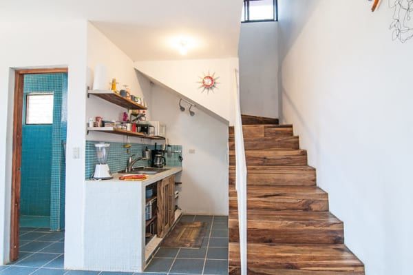 Tận dụng đặt bếp dưới gầm cầu thang giúp mang lại nhà bếp nhỏ xinh, tiện lợi
