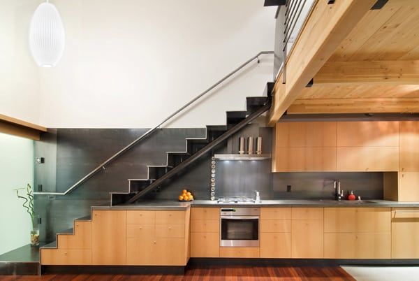 Thiết kế phòng bếp dưới gầm cầu thang giúp nhà nhỏ thêm sang, gọn gàng