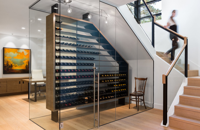 Thiết kế phòng để rượu bằng kính dưới gầm cầu thang tinh tế, hiện đại