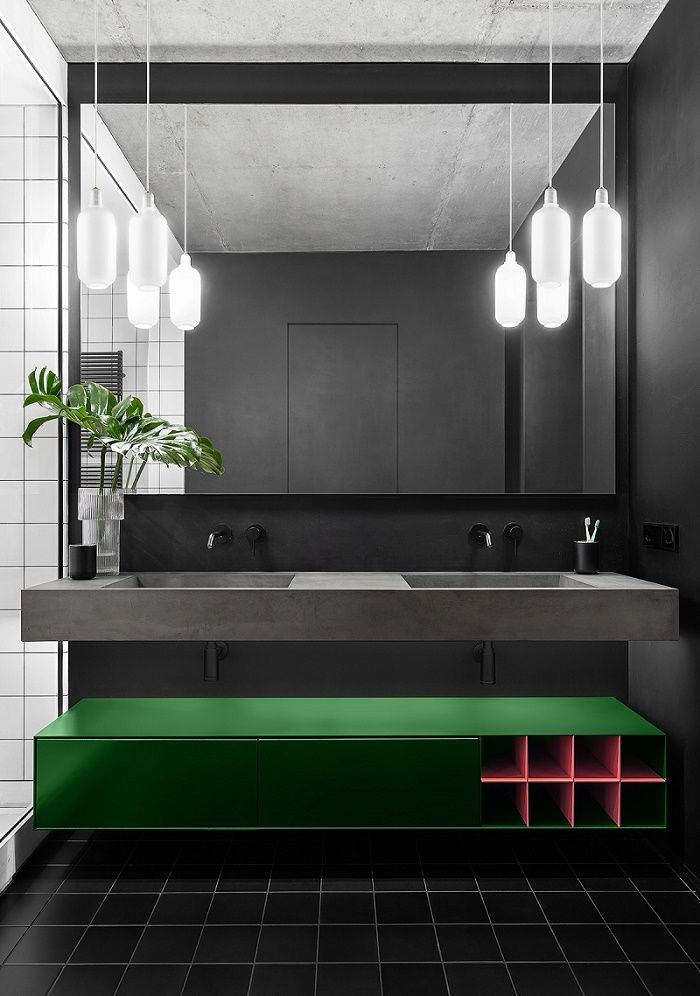 Hai bồn rửa, tấm gương lớn, đèn thả cùng tủ kim loại bên dưới hoàn thiện thiết kế phòng tắm hiện đại