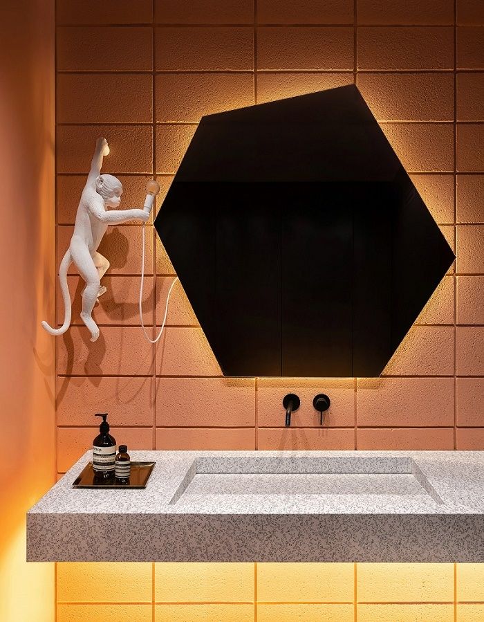 Phòng tắm tầng một thiết kế màu sắc tươi sáng thu hút người nhìn