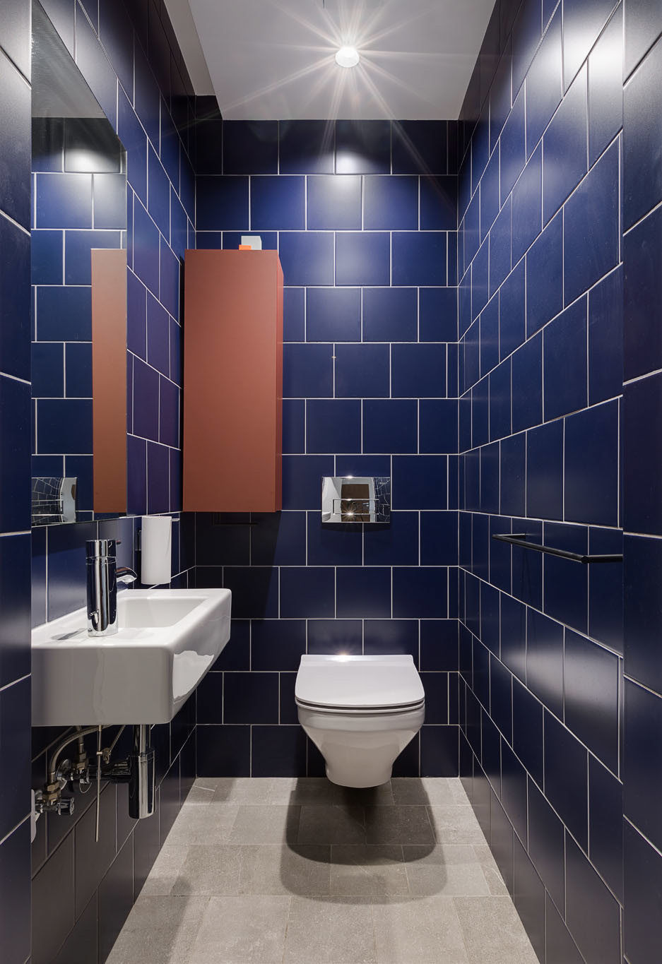Nhà vệ sinh nhỏ bên ngoài khác biệt với tông xanh biển