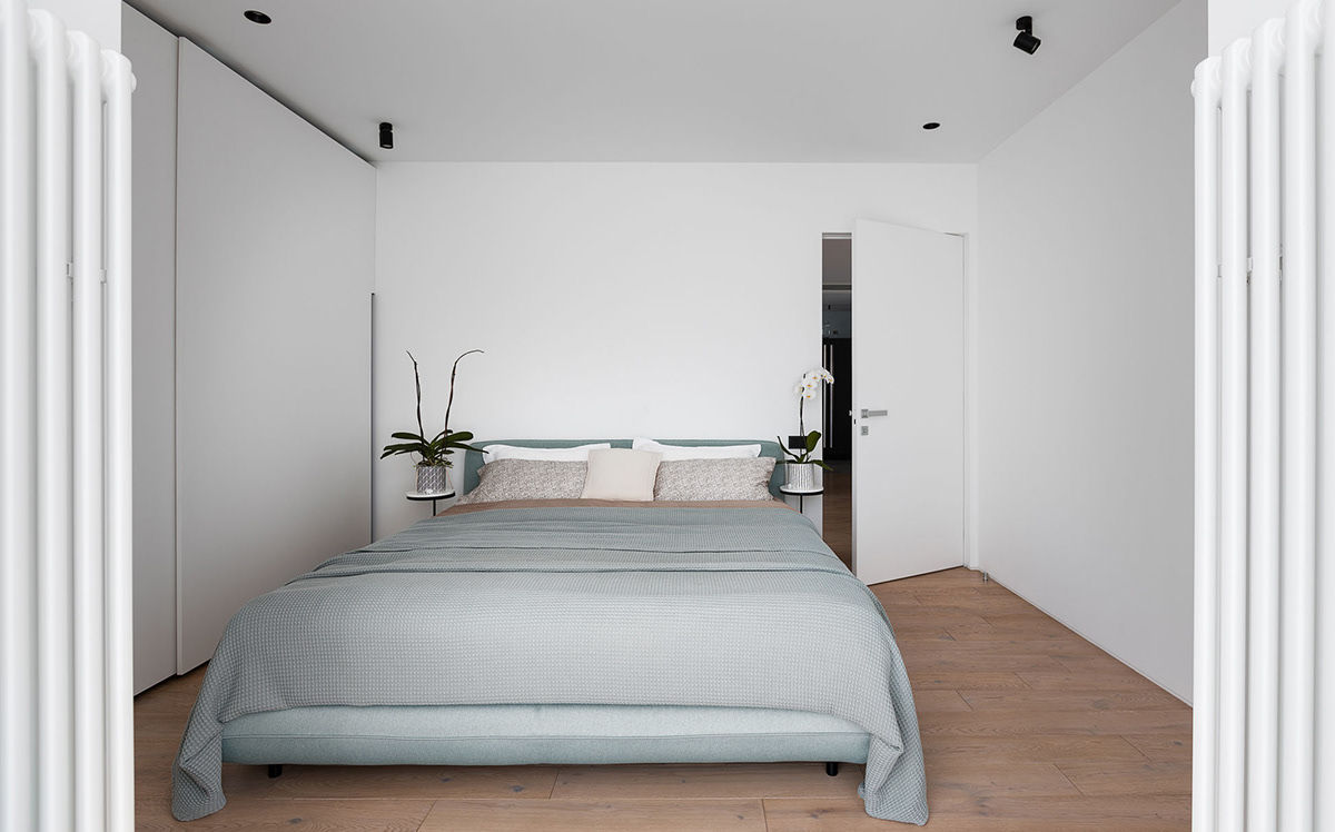 Phòng ngủ lớn đơn giản nhưng đẹp mắt, trang trí thêm các chậu cây làm điểm nhấn