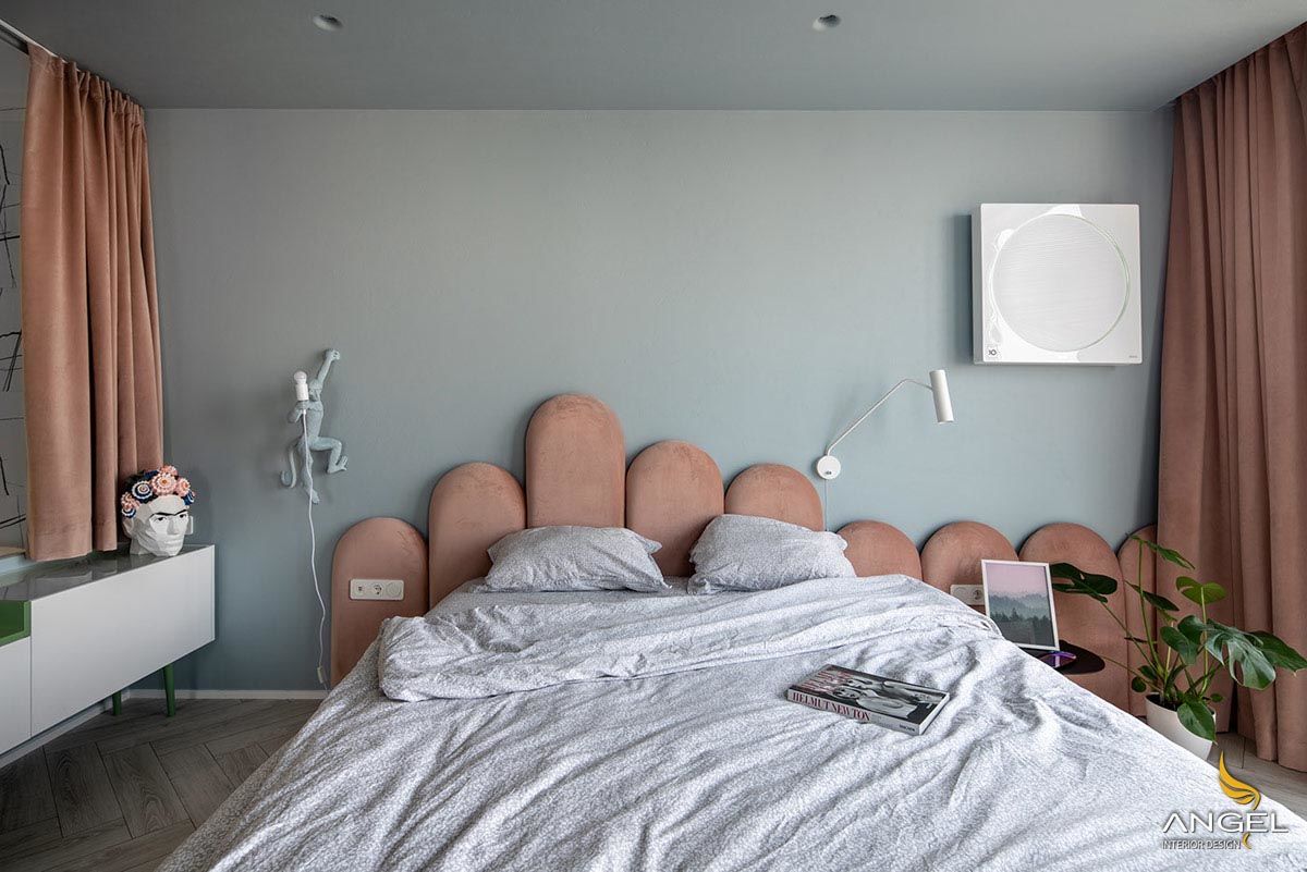 Giường đệm dài cùng tông hồng với rèm tạo sự kết nối