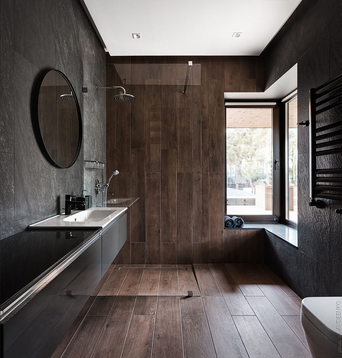Phòng vệ sinh sàn và tường họa tiết gỗ tạo cảm giác ấm áp, thư giãn