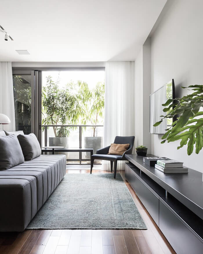 Chiếc ghế sofa dài để chủ nhân căn hộ có thể thoải mái thư giãn giải trí xem TV
