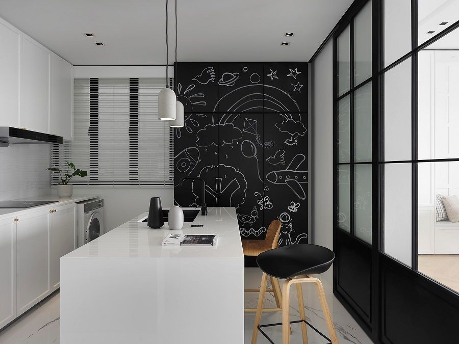 Phòng bếp nhỏ gọn với tông màu trắng hiện đại