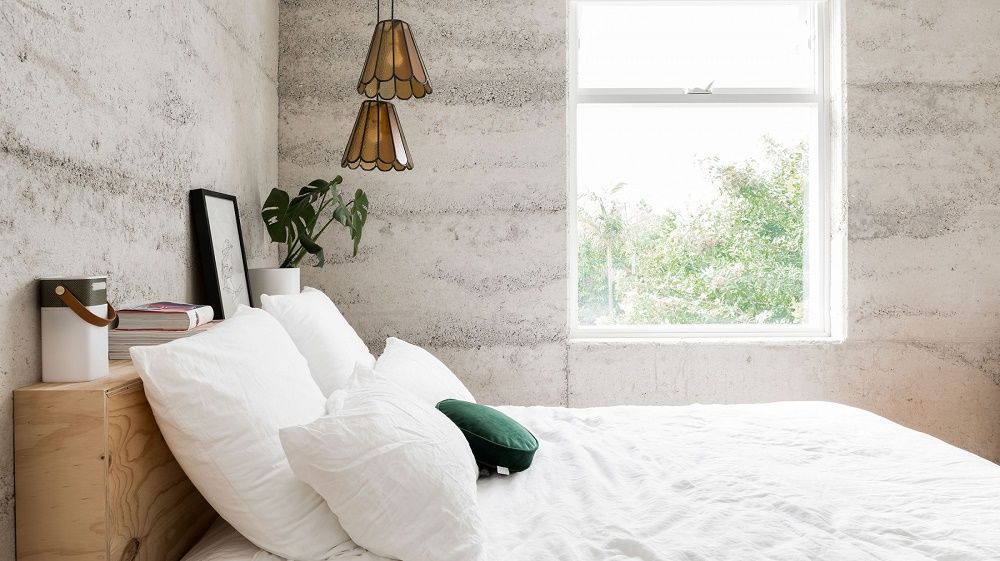 Tường bê tông và khung cửa sổ nhỏ trong phòng ngủ phong cách thiết kế eco mang lại sự êm dịu, nhẹ nhàng