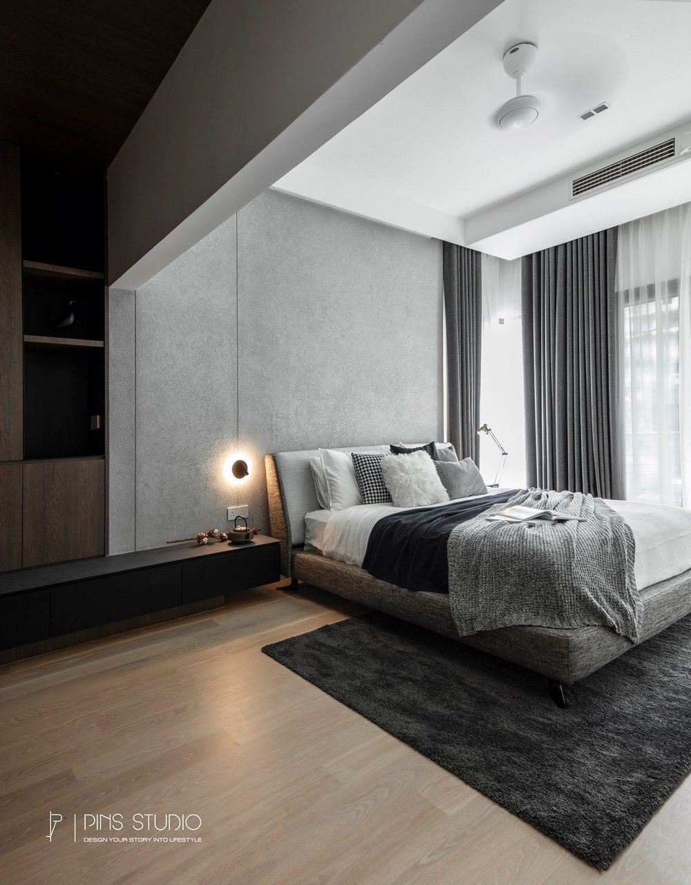 Phòng ngủ lớn tông màu xám cùng nội thất gỗ tạo nên bầu không khí ấm cúng