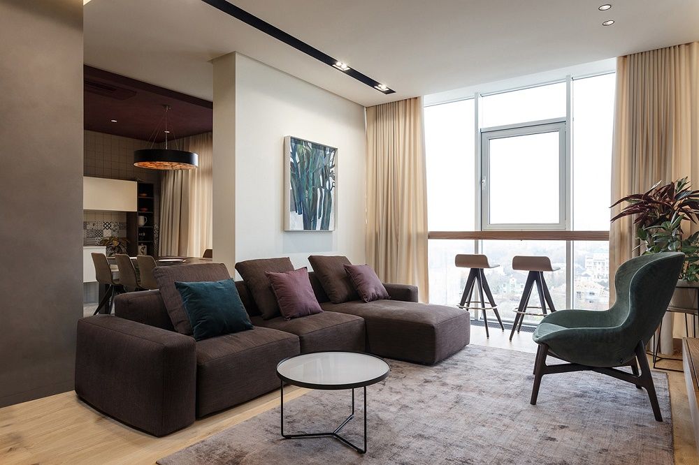 Ghế sofa sẫm màu mang lại nét trang trọng cho căn hộ