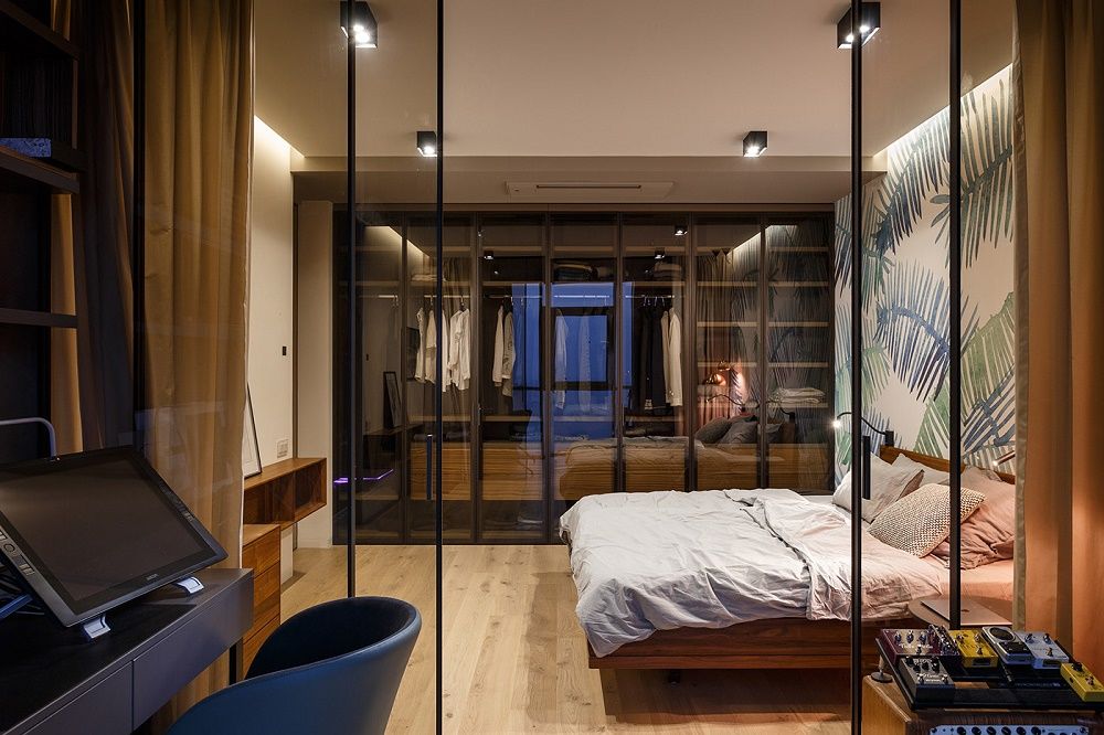 Phòng ngủ lớn căn hộ chung cư sử dụng các cửa kính