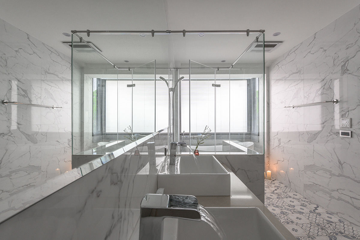 Phòng tắm sử dụng kính giúp mở rộng không gian hơn