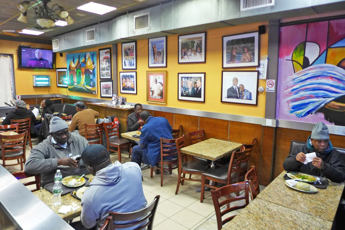 Nhà hàng bình dân ấn tượng hơn với các mảng tường nổi bật và những bức tranh