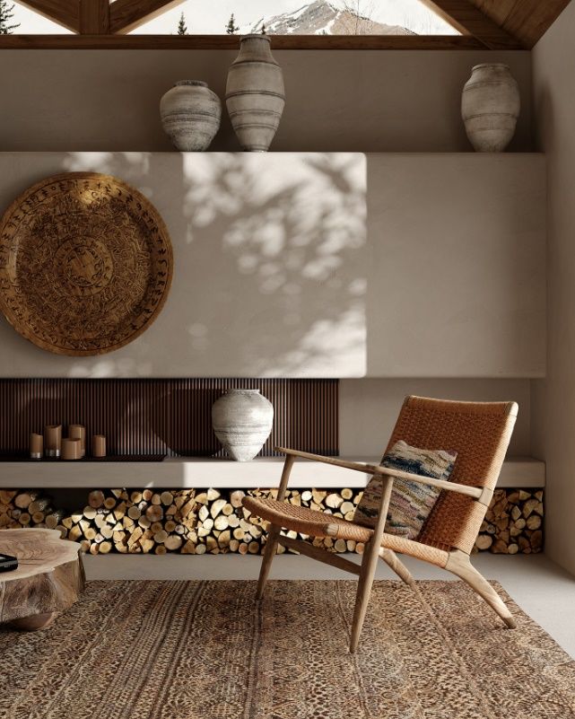 Những chiếc đĩa gỗ trang trí khắc các họa tiết tinh xảo được gắn trên tường tô điểm phòng khách