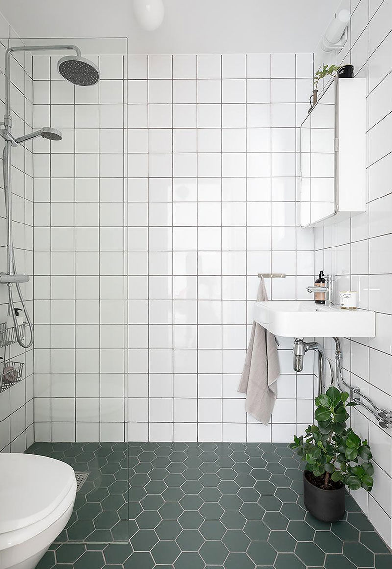 Phòng tắm nhỏ lát toàn bộ gạch sàn và tường với tông màu xám trắng hiện đại