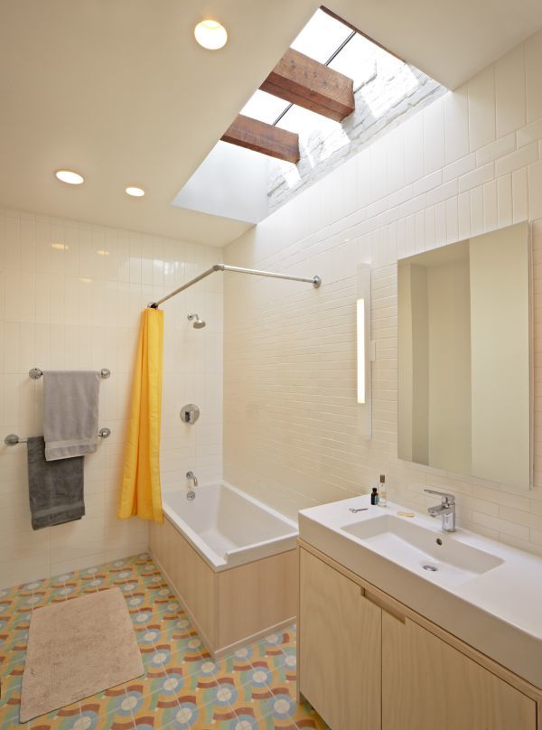 Phòng tắm trở nên đẹp mắt với ánh sáng tự nhiên chiếu từ trên cao