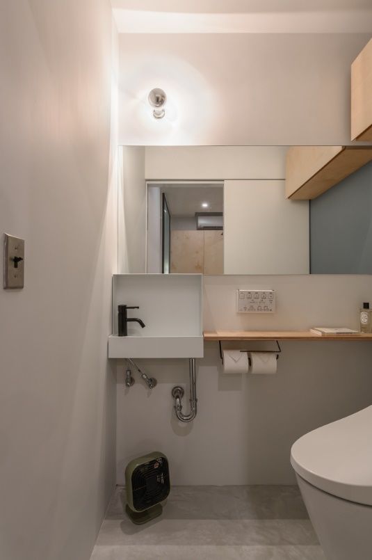 Phòng vệ sinh nhỏ tối giản cũng vô cùng gọn gàng