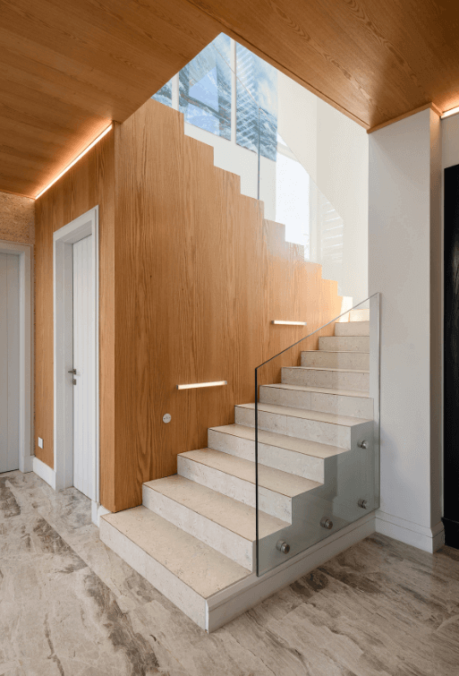 Cầu thang thiết kế sáng tạo khi tận dụng không gian bên dưới làm thành một phòng nhỏ tiết kiệm diện tích