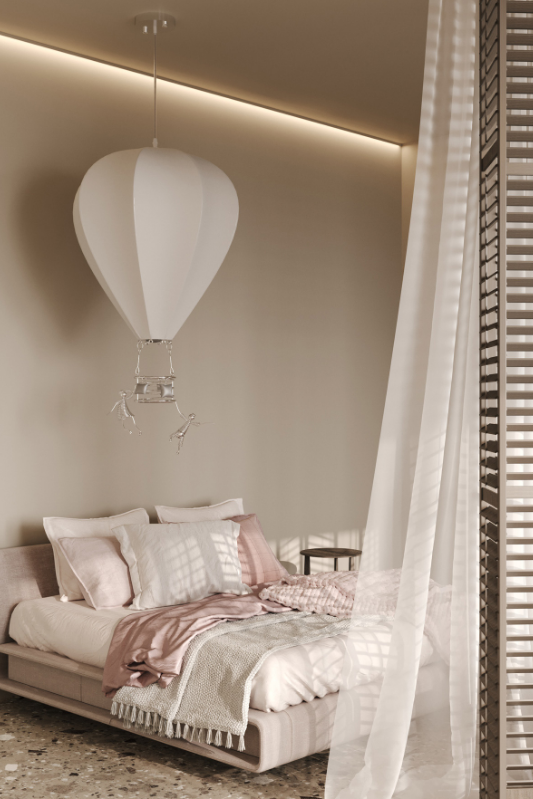 Chiếc giường nhỏ xinh với một chiếc đèn treo kích thích trí tưởng tượng của trẻ