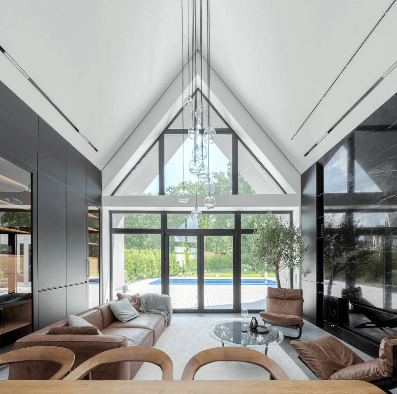 Cửa kính cao đến trần nhà tăng thêm ánh sáng vào nhà
