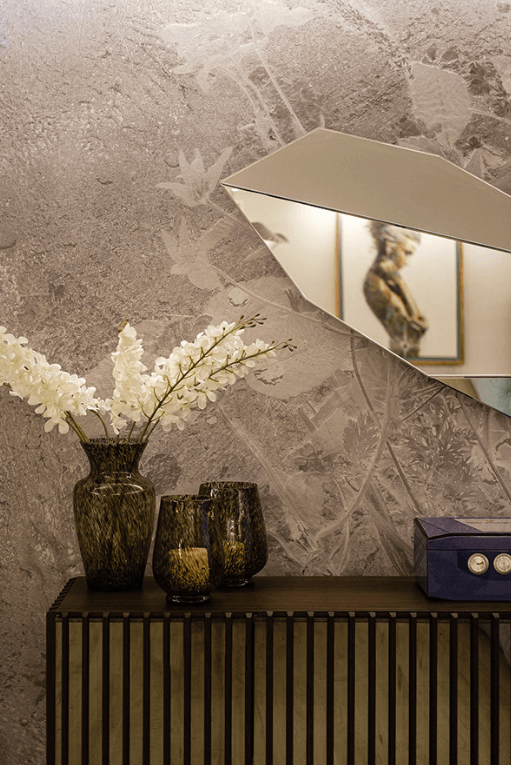 Gương trang trí hiện đại cũng được gắn vào một bên tường phòng khách được đánh nhám đầy phong cách