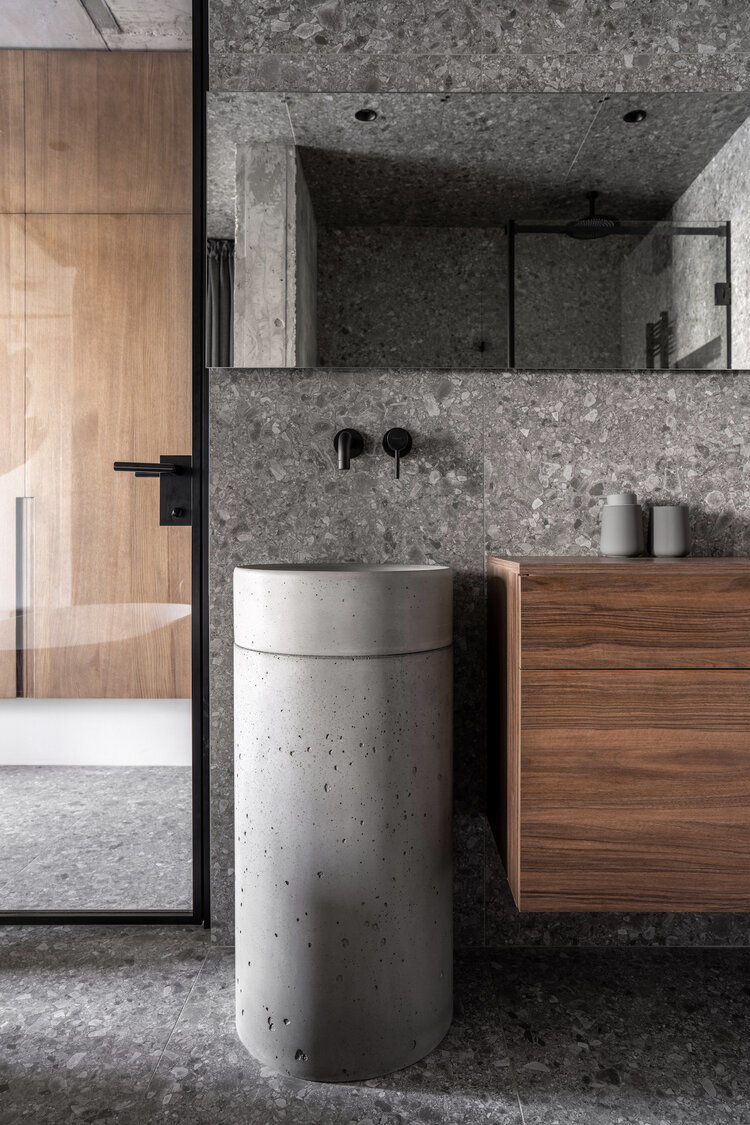 Phòng tắm lát gạch tráng men làm nổi bật thiết kế căn hộ