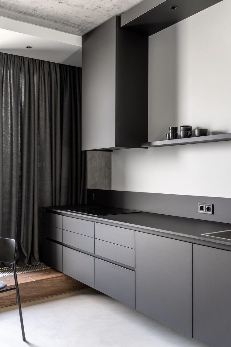 Tủ bếp màu đen mờ tạo điểm nhấn hoàn hảo cho căn hộ hiện đại