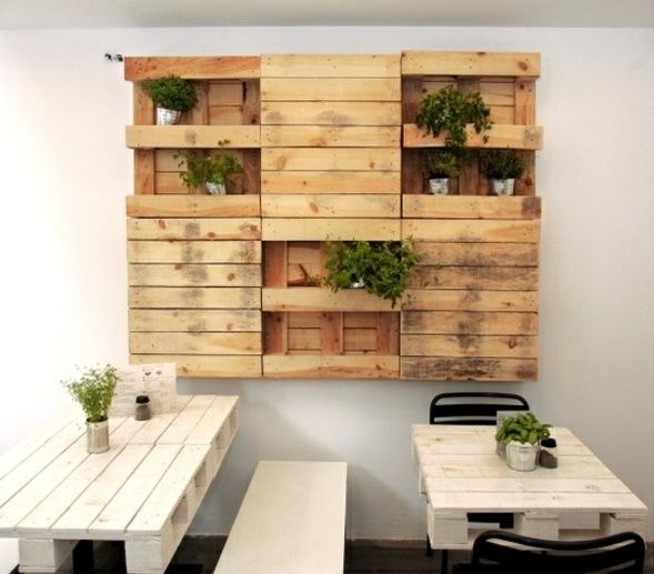 Thiết kế gỗ thông pallet vuông thành kệ trang trí quán cà phê