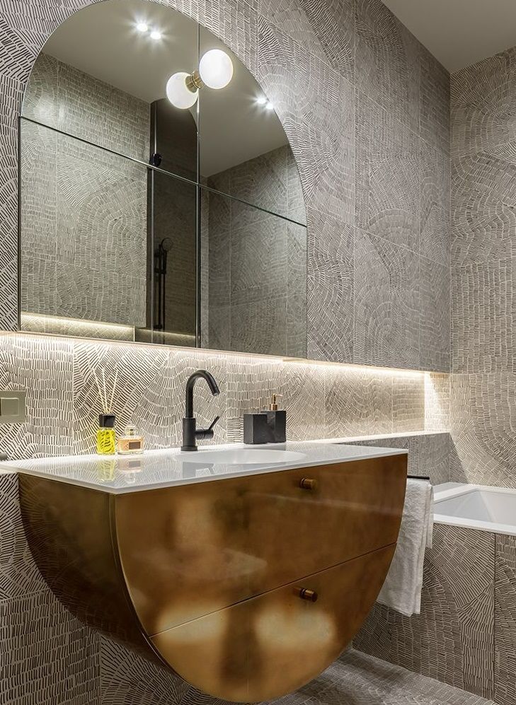 Phòng tắm cũng sử dụng yếu đố mạ đồng sáng bóng cùng gạch họa tiết đẹp mắt