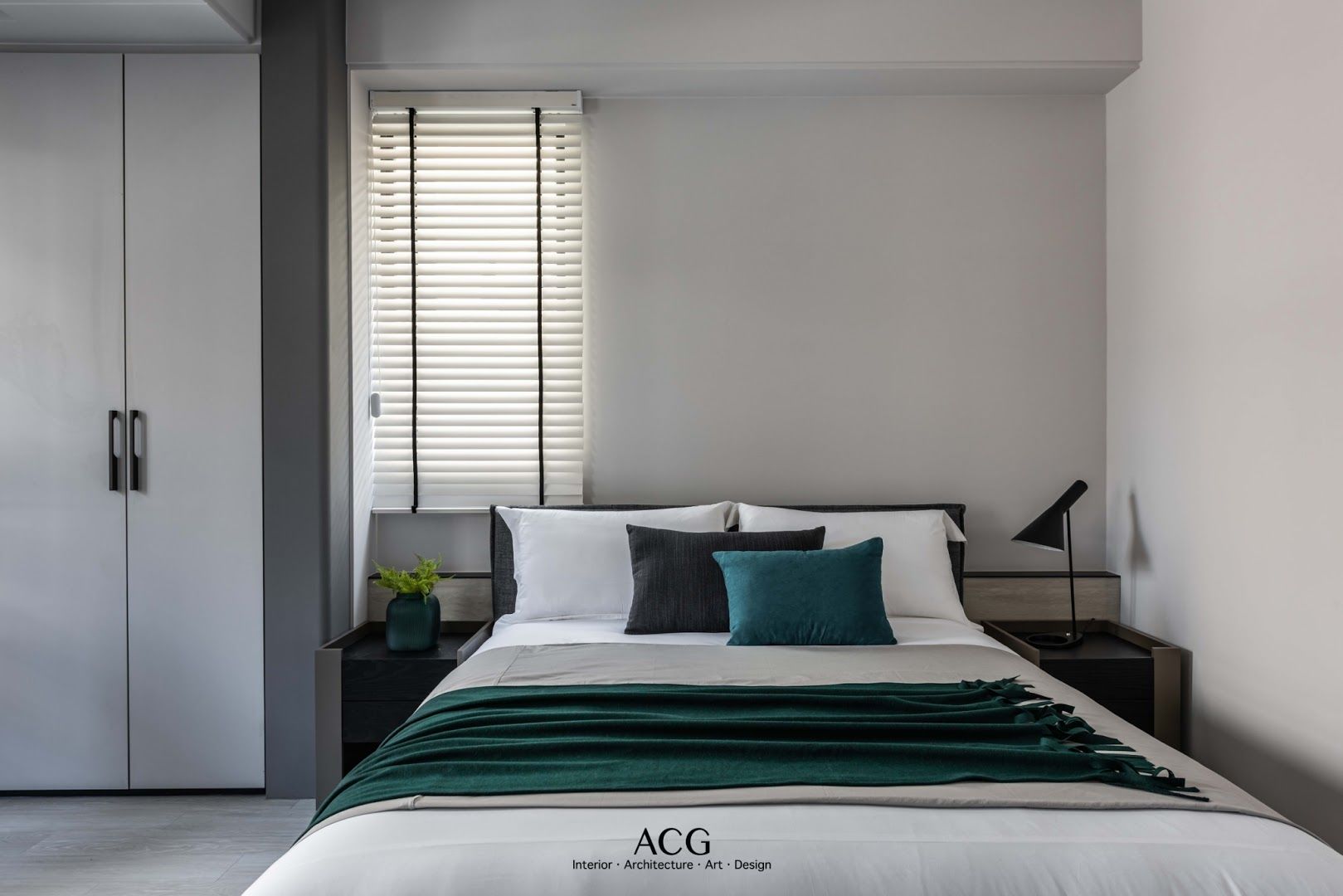 Phòng ngủ thứ hai tông trắng, xanh lục đậm thiết kế tối giản