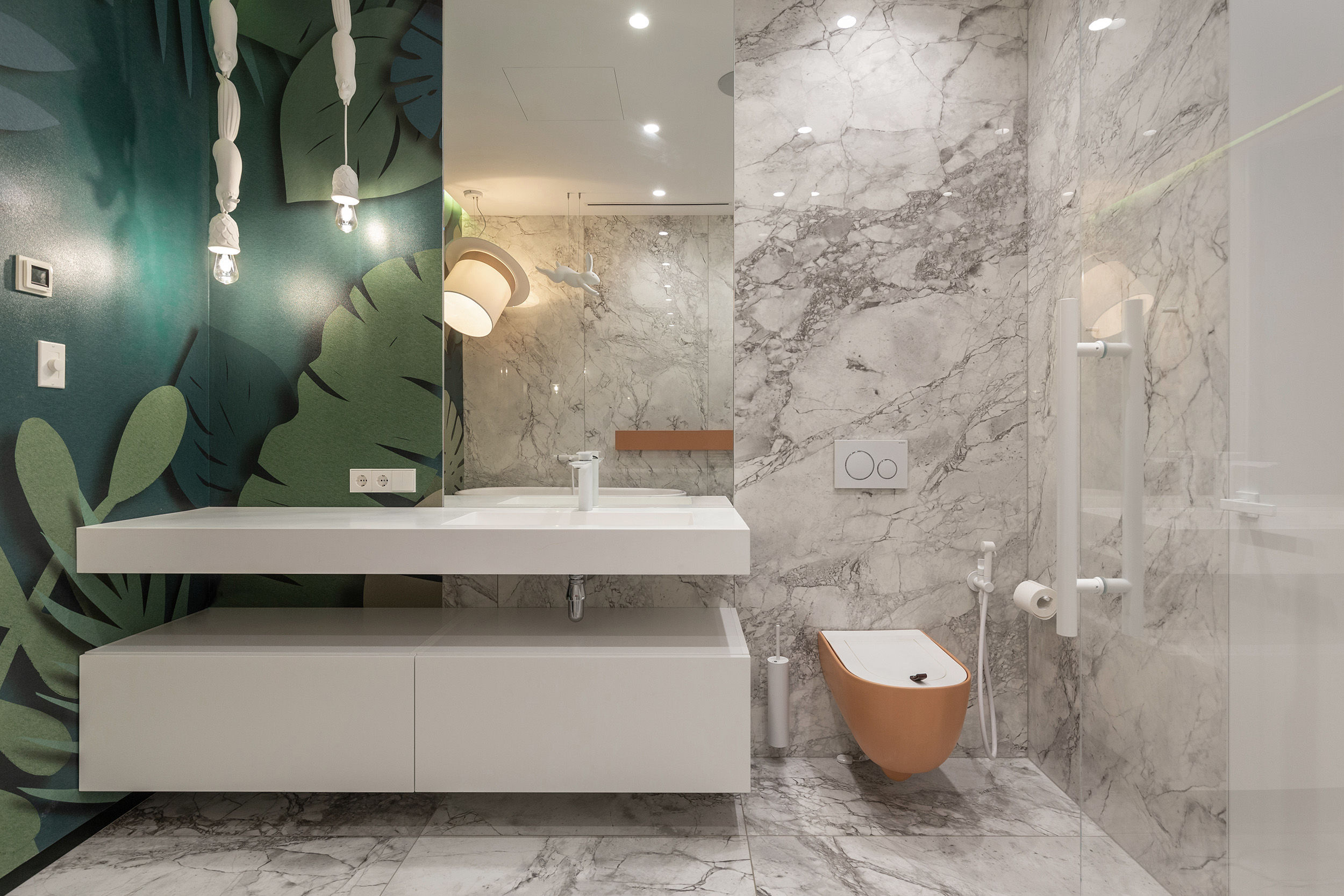 Phòng tắm lớn của căn hộ chung cư rộng rãi, thiết kế độc đáo