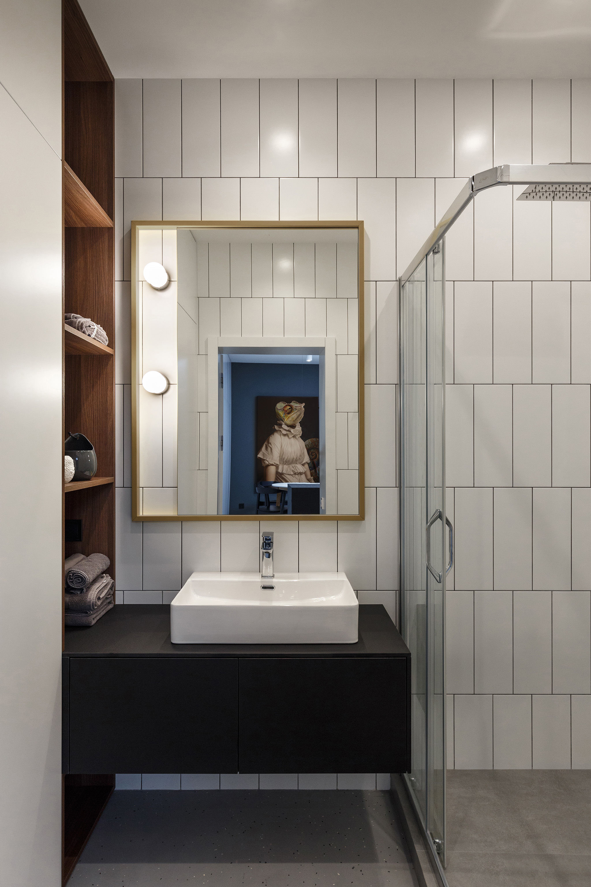 Phòng tắm cũng có tủ kệ âm tường cao đến trần giúp phòng trông gọn và rộng thoáng hơn