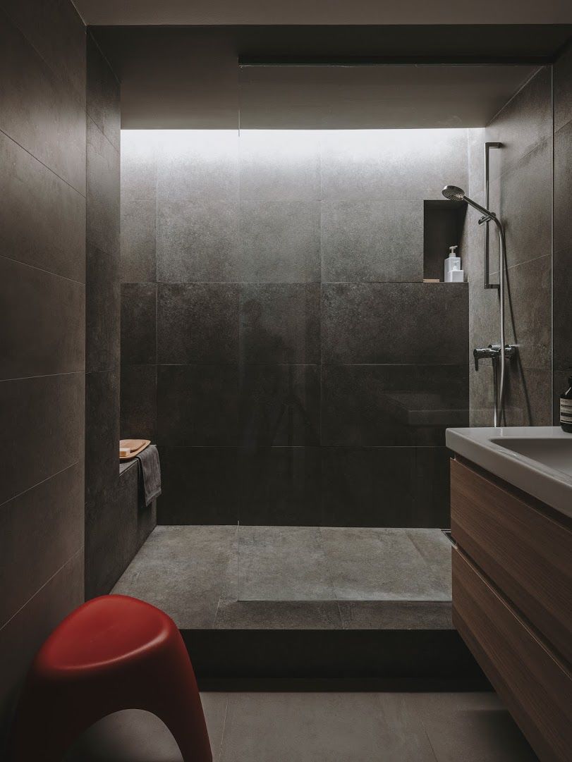 Phòng tắm nhỏ được ốp gạch đen tăng thêm sự sang trọng