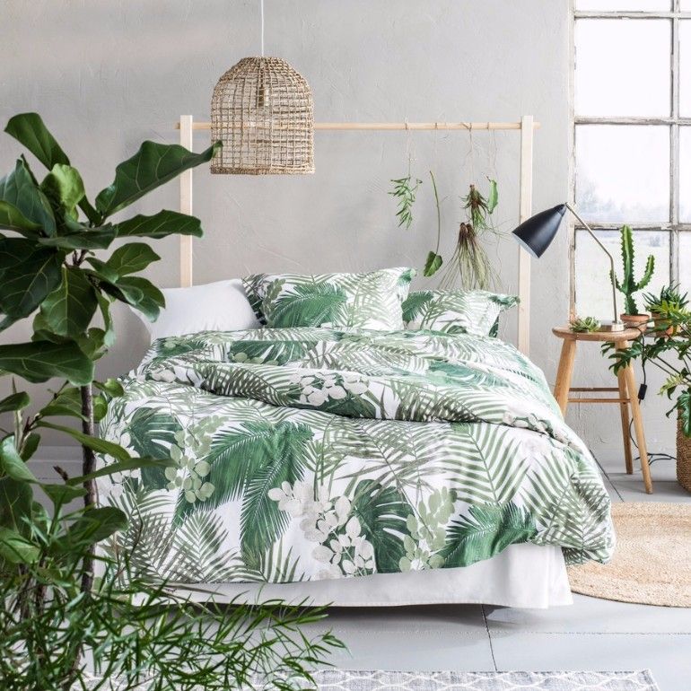 Phòng ngủ phong cách nhiệt đới thêm sinh động với các họa tiết trên chăn, gối