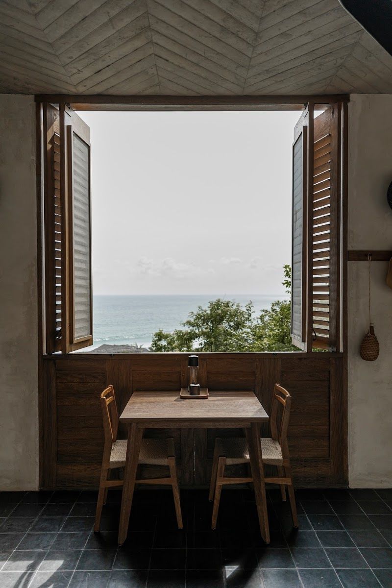 Chiếc bàn nhỏ đặt gần cửa sổ để ngồi thư giãn, ngắm nhìn bên ngoài