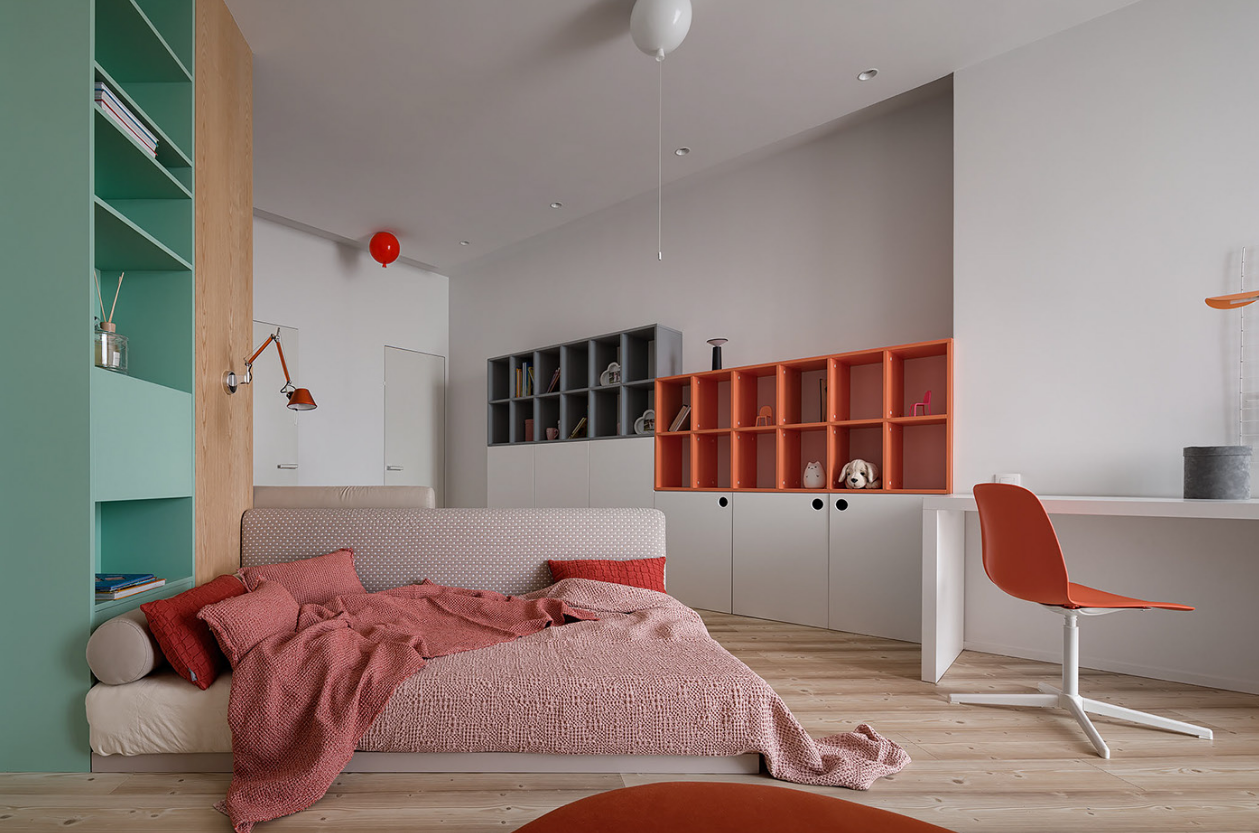Phòng ngủ của bé có thêm tông cam, đỏ để không gian thêm sinh động