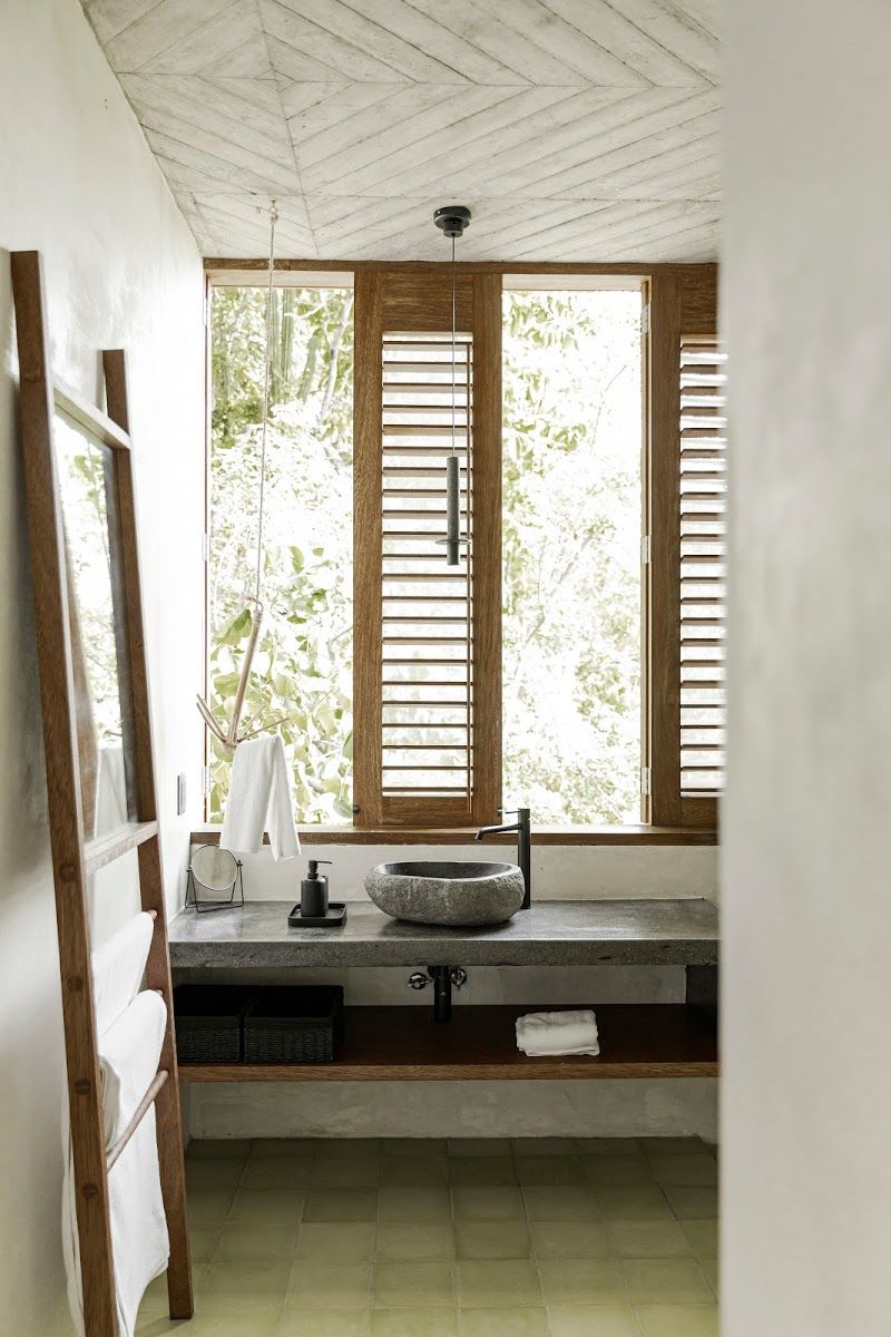 Phòng tắm vẫn sử dụng chất liệu gỗ và đá tự nhiên